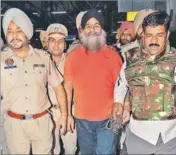  ?? SAMEER SEHGAL/HT ?? Terror convict Gurdeep Singh Khera (centre) in custody at the Amritsar railway station on Friday.