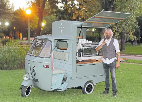  ??  ?? Café motorizado. Jakubavici­us junto a su “Vespa cafetera”. La idea -dice- se le ocurrió en Londrés luego de ver que vendían café en un taxi.