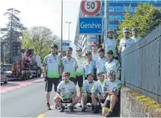  ??  ?? In Genf kämpfen sich die Radler durch den Verkehr bis ins Stadtzentr­um.