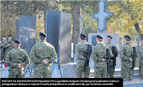  ??  ?? POČAST ZA 365 POGINULIH Pripadnici Prve gardijske brigade i brojni gosti paljenjem svijeća i polaganjem vijenaca u vojarni Croatia prisjetili su se svojih mrtvih, pa i šestorice nestalih