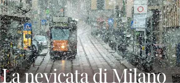  ?? (Ansa) ?? Primi fiocchi Un’immagine della nevicata che ha sorpreso ieri mattina i milanesi (in foto, un tram nella zona Ticinese/ Navigli)