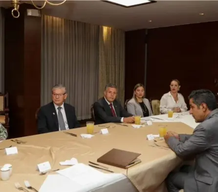  ?? PRESIDENCI­A ?? Los diputados Waldo Agüero, Óscar Izquierdo, María Marta Carballo y Monserrat Ruiz, del foro de Económicos, durante la reunión entablada con el ministro de Hacienda, Nogui Acosta (der.).