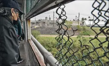  ??  ?? MIGRANTS travel on the Gateway Internatio­nal Bridge, which connects Matamoros and Brownsvill­e.