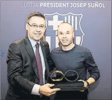  ?? FOTO: FCB ?? Bartomeu entregó a Iniesta el símbolo del infinito, como su fútbol