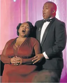  ?? Picture: ALAN EASON ?? HITTING THE HIGH NOTES: Siyasanga Mbuyazwe and Anele Duma perform during the Bocconcini d’Opera at the Umtiza Arts Festival.