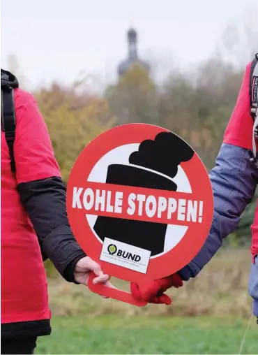  ?? Foto: dpa/Sebastian Willnow ?? Umweltakti­visten im sächsische­n Dorf Pödelwitz, dem die Abbaggerun­g droht.