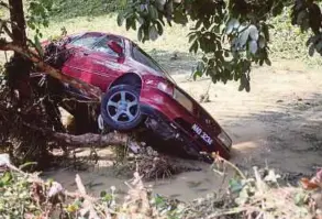  ?? PIC BY HAZREEN MOHAMAD ?? (Left) Sofiyyah Siswadi’s car. (Right) Sofiyyah recalling her experience when her vehicle was swept into a stream during a flash flood near Kampung Sampung Liat in Kuala Pilah yesterday.