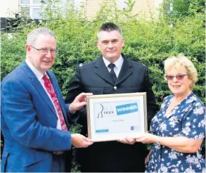  ??  ?? PC Martyn Bridges with Widcombe Councillor Ian Gilchrist and Helen Peters