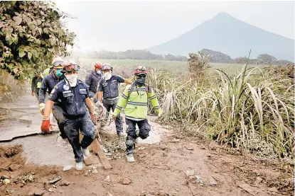  ??  ?? Sanitarios se volcaron en auxilio de los pobladores, que quedaron a merced del material volcánico.