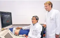  ??  ?? Prof. Dr. med. Huan N. Nguyen (li.), Chefarzt der Inneren Medizin, und Prof. Dr. med. Olaf Horstmann, Chefarzt der Allgemein-, Viszeral- und endokrinen Chirurgie, leiten das Darmkrebsz­entrum.