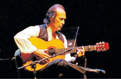  ?? // RAÚL DOBLADO ?? Paco de Lucía durante su actuación en la Bienal de Flamenco de Sevilla de 1998