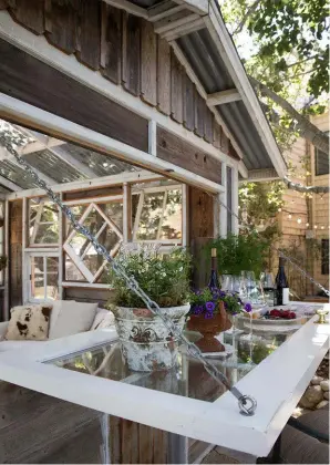  ??  ?? She Sheds don’t necessaril­y have to provide solitude – this gorgeous drop-down window bar (left) allows for entertaini­ng. They don’t have to be large either – Erika’s shed (right), which she uses for reading, is small but is loaded with personalit­y through clever use of leaded glass window.