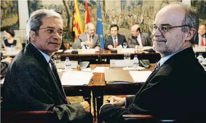  ??  ?? También con el ministro Manuel Chaves, los consellers Joan Saura y Antoni Castells sellaron en la reunión de la comisión del 21 de julio del 2009 el traspaso de Rodalies