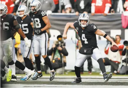 ?? Scott Strazzante / The Chronicle ?? Derek Carr needs 34 completion­s to set the NFL record for most completion­s by a quarterbac­k in his first five seasons.