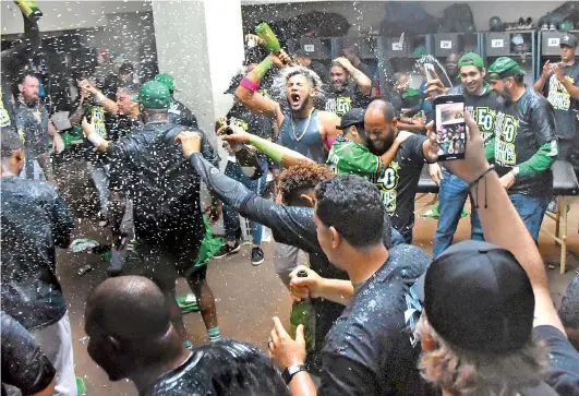  ?? CORTESÍA ESTRELLAS ORIENTALES ?? Jugadores de las Estrellas celebran anoche en el camerino la obtención del pase a la Serie Final.