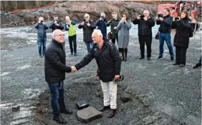  ?? ARKIVFOTO: ØRJAN DEISZ ?? Trond Mohn står bak den enorme idrettsutb­yggingen i Åsane. Dette bildet ble tatt da han la ned grunnstein­en og ble takket av Roald Bruun-Hanssen.