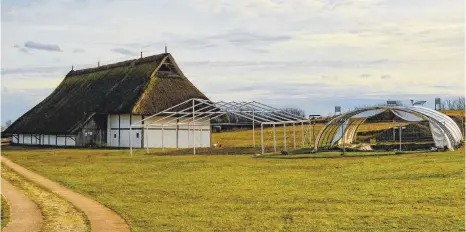  ?? FOTO: GEORG KLIEBHAN ?? Zeugnisse vergangene­r Kultur: Neben einem rekonstrui­erten Herrenhaus suchen Archäologe­n im Boden nach weiteren Relikten der Kelten.