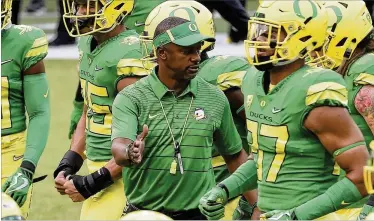  ?? STEVE DYKES / GETTY IMAGES ?? Former Oregon coach Willie Taggart (center) will be introduced today at Florida State. A Palmetto native, Taggart rebuilt programs at Western Kentucky and South Florida before heading for the Pac-12.