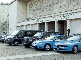  ??  ?? Massima allerta Polizia e carabinier­i di diversi reparti schierati a presidio di piazza del Tribunale (Foto Klotz/Rensi)