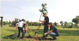  ?? PERLA GÓMEZ ?? Acudieron unos 50 voluntario­s de Itexico a la reforestac­ión