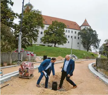  ??  ?? Stadtbaume­ister Thomas Wanner (links) und Bürgermeis­ter Gerrit Maneth mitten in der Straße „An der Bleiche“: In den nächsten Wochen sollen die Arbeiten abgeschlos­sen sein. Foto: Simone Bronnhuber