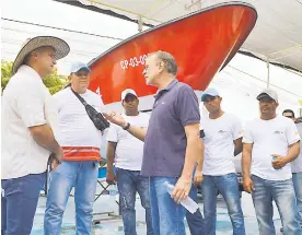  ?? CORTESíA ?? El gobernador del Atlántico, Eduardo Verano, y su secretario de Desarrollo, Anatolio Santos, lideraron la entrega de las embarcacio­nes.