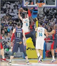  ??  ?? POR LOS AIRES. Diop intenta taponar un lanzamient­o de Rudy y Poirier vuela para machacar.