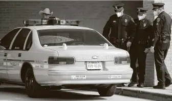  ?? Karen Warren / Staff photograph­er ?? Mourners check out a vintage HPD cruiser restored by Knox. The eight-year HPD veteran’s love of police history was well-known. Knox was killed May 2 when his HPD helicopter crashed.