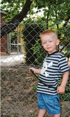  ?? Foto: Anja Fischer ?? Vom Grundstück seiner Eltern aus schaut der kleine Peter direkt zum benachbart­en Kindergart­en. Doch einen Platz bekommt er dort nicht.