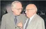  ?? FOTO: DPA ?? Martin Walser 1996 mit dem Literaturk­ritiker Marcel Reich-Ranicki (1920-2013).