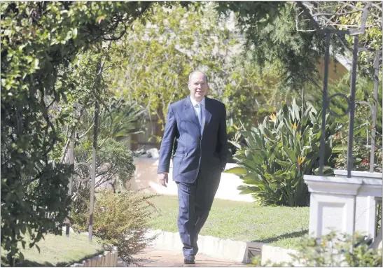  ??  ?? Le prince Albert II, hier matin, dans les jardins du Palais : « Si je n’avais pas été prince, j’aurais peut-être pu faire quelque chose dans le domaine de l’éducation. »