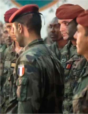  ??  ?? Devoir. Après la mort de deux soldats français, François Hollande s’est rendu à Bangui, en Centrafriq­ue, le 10 décembre 2013 : « Des soldats sont morts là-bas, et c’est moi qui les ai envoyés. »