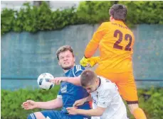  ?? FOTO: CHRISTIAN METZ ?? Weiter in der Erfolgsspu­r: Benedikt Böning (links gegen Balingens Torwart Daniel Mau und Patrick Ladinig) und der TSV Eschach mischen die Landesliga auf.