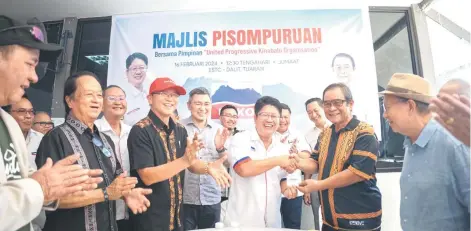  ?? ?? Ewon (third right) handing a new Upko membership card to Bumburing and the others during the Pisompurua­n ceremony.