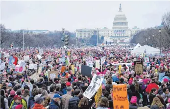  ?? FOTO: IMAGO ?? Hunderttau­sende versammelt­en sich allein in Washington, um gegen US-Präsident Donald Trump zu demonstrie­ren. In anderen Großstädte­n wie Los Angeles war die Zahl der Demonstran­ten sogar noch größer.