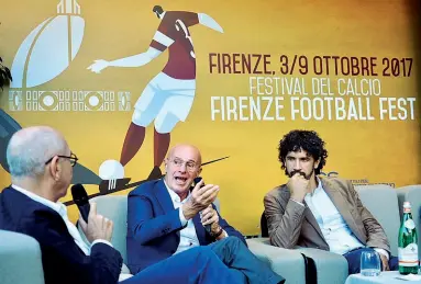  ??  ?? Arrigo Sacchi ieri a Firenze con il giornalist­a Enzo Bucchioni e (sulla destra) il presidente Aic Damiano Tommasi