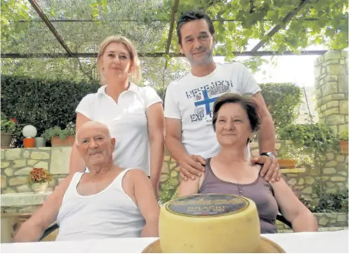  ??  ?? Božica i Mario Kuzmanić i njegovi roditelji Bepo i Ane registrira­li su prvu mini siranu na Braču