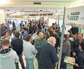  ?? (RAMIRO PEREYRA) ?? A sala llena. La última agrojornad­a del año, en el Dinosaurio Mall, reunió a productore­s y a especialis­tas en soja y en maíz.