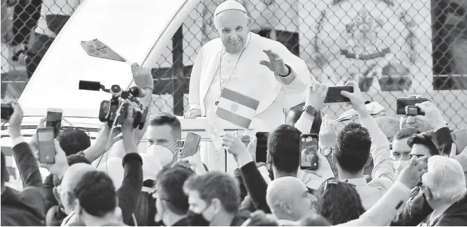  ?? FOTO: AFP ?? > El papa Francisco bendice a las personas al llegar al estadio Franso Hariri en Erbil, en la capital de la región autónoma kurda del norte de Irak.