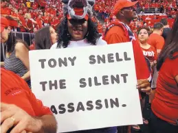  ?? GEOFF GRAMMER/ JOURNAL ?? Sherika Brown, mother of former Lobo Tony Snell, holds up a sign during a game in 2013. Brown was instrument­al in helping her son reach the NBA.