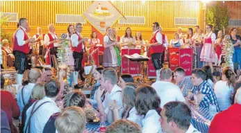 ?? FOTO: FATH ?? Der Musikverei­n Neuler feiert sein Frühlingsf­est in und um die Schlierbac­hhalle.