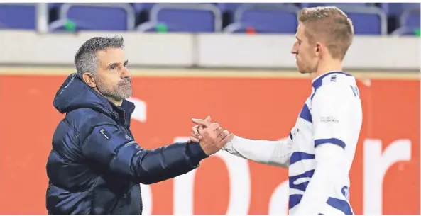  ?? FOTO: FIRO /JÜRGEN FROMME ?? Der MSV Duisburg – hier Trainer Gino Lettieri (links) mit Verteidige­r Arne Sicker – will die Abwärtsspi­rale durchbrech­en.