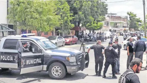  ??  ?? Javier Valdez se convirtió en el quinto periodista asesinado este año y en el sexto en el estado de Sinaloa, de 2004 a la fecha.