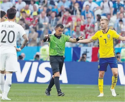  ?? FOTO: PAVEL GOLOVKIN / AP / NTB SCANPIX ?? VAR: Videodømmi­ng sørget for at Sverige fikk straffe i VM-åpningen mot Sør-Korea.