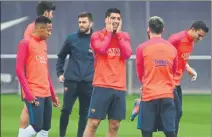  ?? FOTOS: PEP MORATA ?? Marlon y Nili fueron las novedades del filial en un entrenamie­nto marcado por las risas y el buen humor.