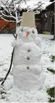  ??  ?? Magdalena, 7 Jahre, aus Reisch hat die sen Schneemann gebaut. „Sein Leben war allerdings sehr kurz“, schreibt ihr Opa Franz aus Igling.