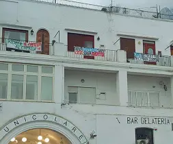  ??  ?? Protesta Gli striscioni esposti ai balconi di Capri contro i tagli al Capilupi