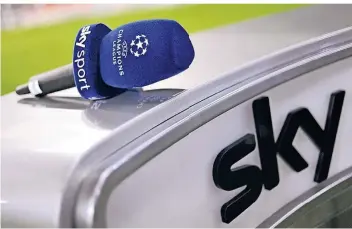  ?? FOTO: ANDREAS GEBERT/DPA ?? Auf einem Moderatore­n-Pult liegt im Stadion in München ein Mikrofon des Senders Sky.