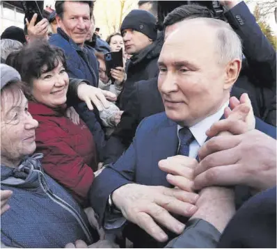 ?? Mikhail Metzel / AP ?? Putin saluda a ciudadanos durante su visita al complejo de invernader­os Solnechniy Dar, en Stavropol.