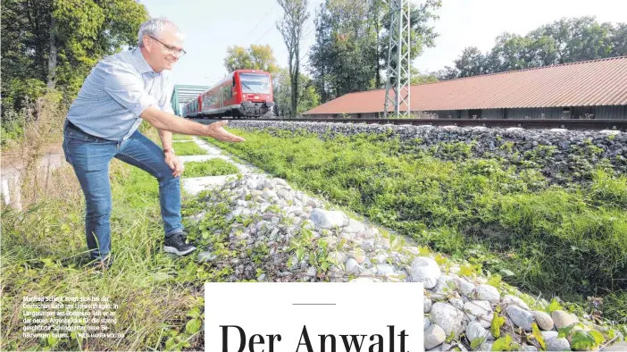  ?? FOTO: LUDGER MÖLLERS ?? Manfred Schenk sorgt sich bei der Deutschen Bahn um Umweltfrag­en: In Langenarge­n am Bodensee ließ er an der neuen Argenbrück­e für die streng geschützte Schlingnat­ter neue Behausunge­n bauen.